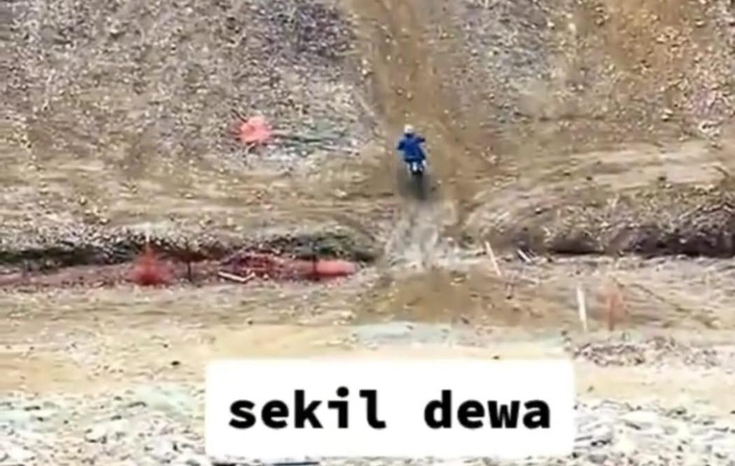 Viral Aksi Menegangkan Motor Trail Taklukkan Tanjakan Terjal, Netizen: Nahan Napas Lihatnya
