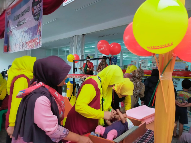 Peringati Hari Gizi Nasional, Gebyar Posyandu Alfamart Berikan Layanan Kesehatan Gratis