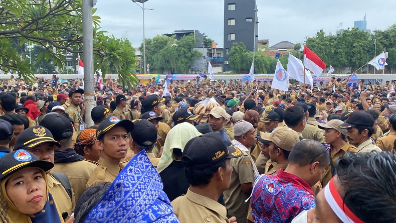 Massa Perangkat Desa Banjiri Depan Gedung DPR, Ini 2 Tuntutannya