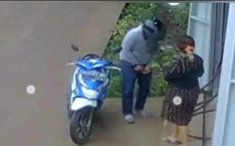 Geger Aksi Pemotor Pamer Kemaluan ke Perempuan Penjual Pertalite Eceran di Palembang 