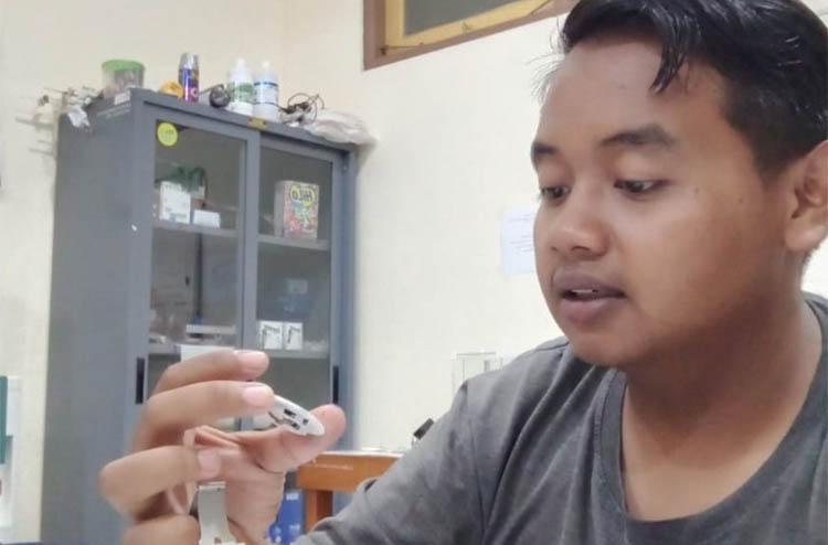 Kisah Mahasiswa Inspiratif, Ahmad Akrom Hasani Buka Jasa Servis Arloji dengan IPK 3,65