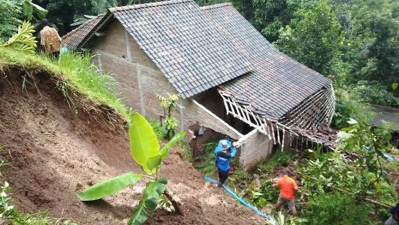 Tanah Longsor di Jepara Timpa Rumah dan Tutup Akses Jalan