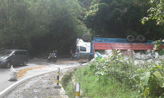Bawa Muatan Berat, Truk Tronton Terbalik di Bokong Semar
