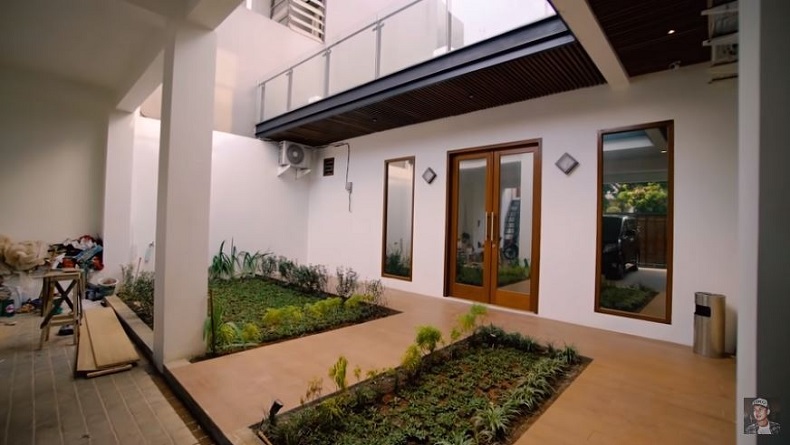5 Rumah Mewah Artis di Kawasan Elite Kemang, Nomor 4 Punya Ruang Khusus untuk Karyawan 