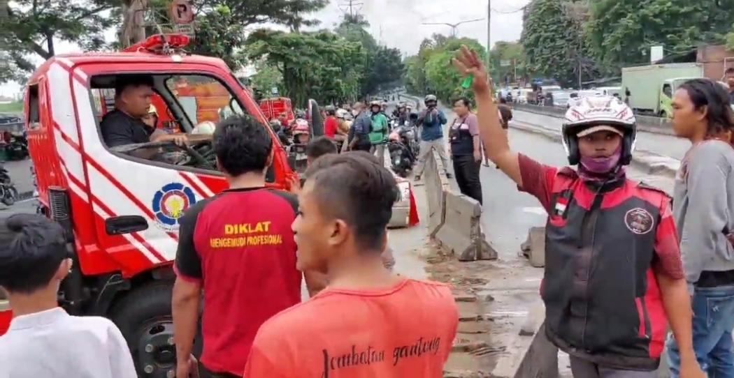 Mobil Damkar Tabrakan Beruntun di Cengkareng, 2 Petugas Patah Tulang