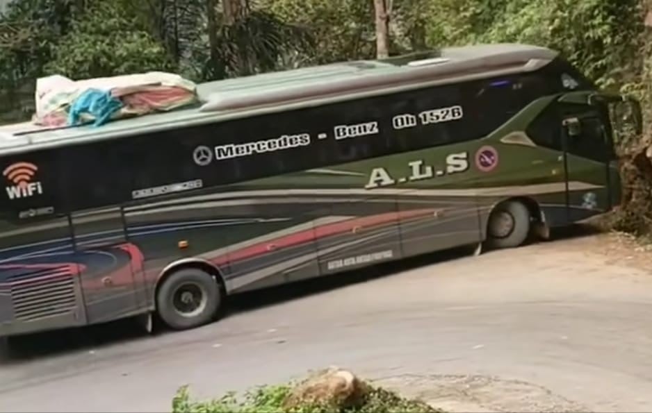 Viral Sopir Bus PO ALS Taklukkan Tikungan Ekstrem Kuburan Duo Rimbo, Netizen: Ngeri Skill Dewa