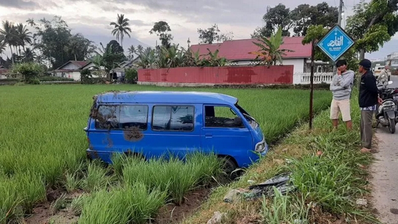 Diduga Ngebut, Angkutan Desa yang Ditumpangi Pelajar Masuk ke Sawah