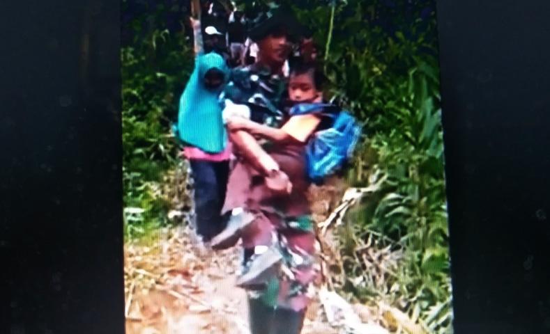 Akses Jalan di Purbalingga Tertutup Material Longsor, Relawan Evakuasi Motor dan Anak Sekolah