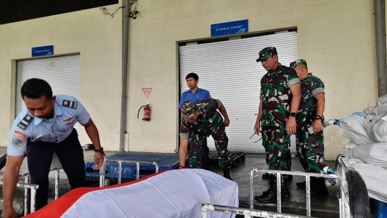 Jenazah Prajurit TNI yang Gugur saat Tugas di Papua Tiba di Bandara Lombok