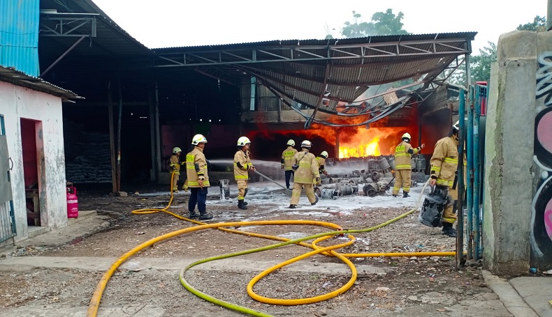 Gudang Agen Tabung Elpiji di Pondok Kelapa Terbakar, Total Kerugian Rp1 Miliar