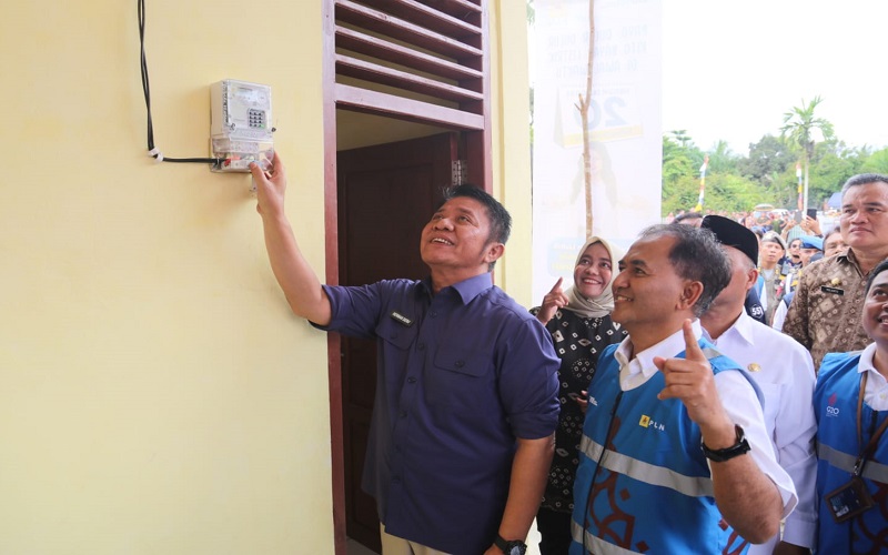 Puluhan Tahun Pakai Genset, 4 Desa Terpencil di Sumsel Akhirnya Dialiri Listrik 