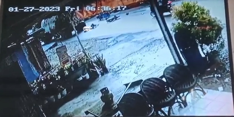 Detik-detik Pemotor di Pangkep Terekam CCTV saat Tewas Terlindas Truk