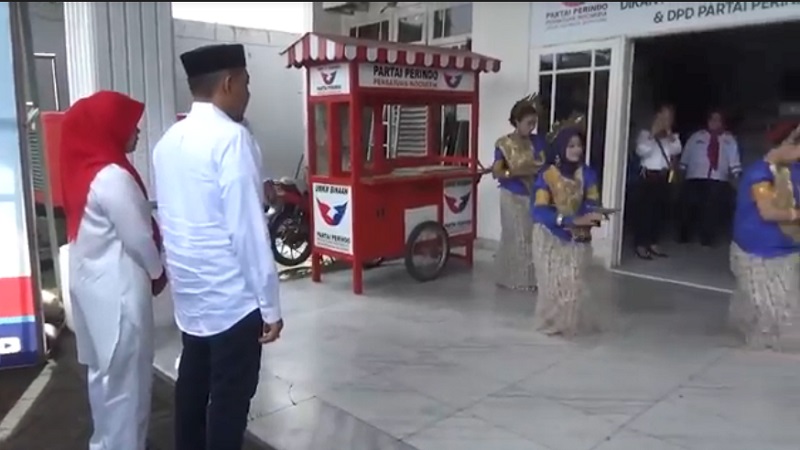 Pengembalian Formulir Pendaftaran Caleg Partai Perindo Makassar Disambut Tarian Paduppa