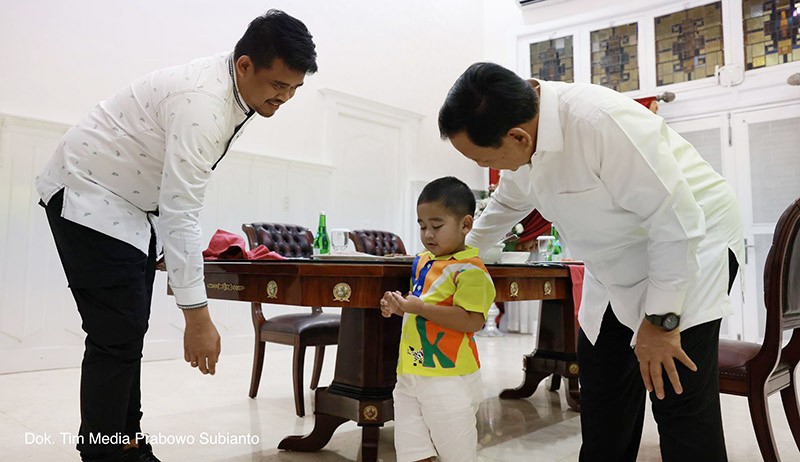 Ini Momen Hangat Prabowo, Bobby Nasution dan Nahyan saat Makan Malam dan Berpose Bersama