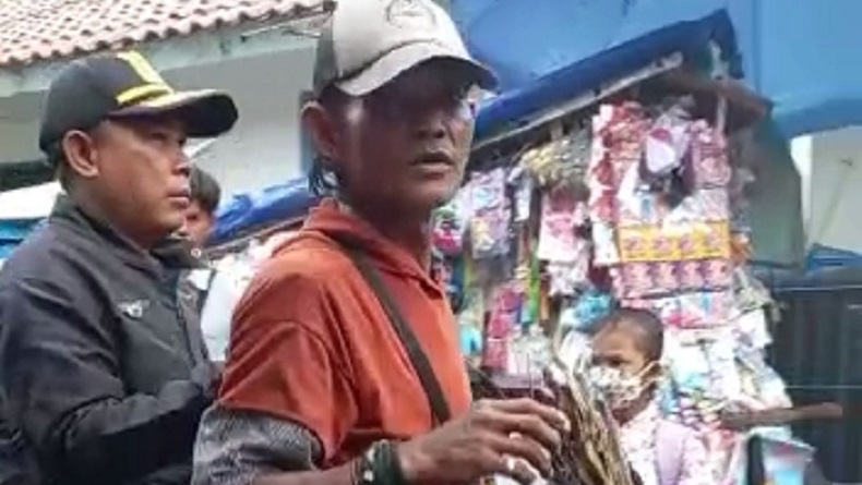 Pria Misterius Diamankan di Depan SD Wilayah Koja, Bawa-bawa Golok dan Pisau