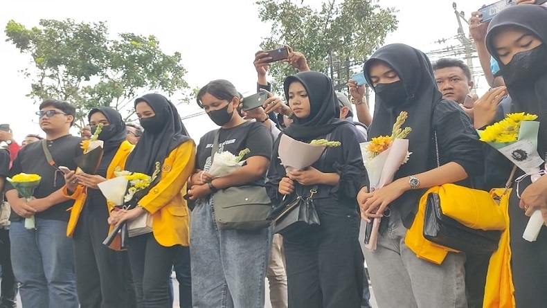 Ungkap Empati, Mahasiswa Unsur Cianjur Tabur Bunga di TKP Tabrak Lari
