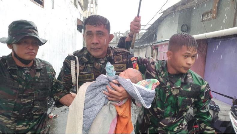 Banjir dan Longsor Manado, TNI AD Kerahkan Ratusan Prajurit Evakuasi Warga Terdampak