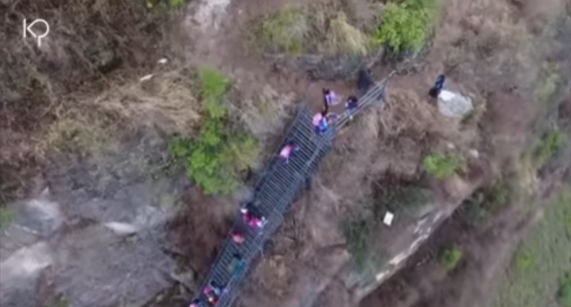 Mengerikan, Desa Atuleer Ada di Atas Tebing, Warga Pakai Tangga untuk Aktivitas 