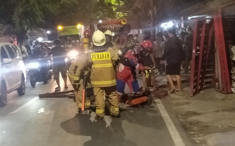 Kebakaran Hanguskan Toko Kolam Renang di Jagakarsa, Diduga akibat Kaporit Cair Terbakar