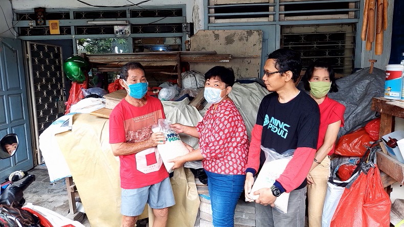 Terima Bantuan Beras dari MNC Peduli, Lansia di Vihara Saddhapala Cengkareng: Beban Jadi Enteng