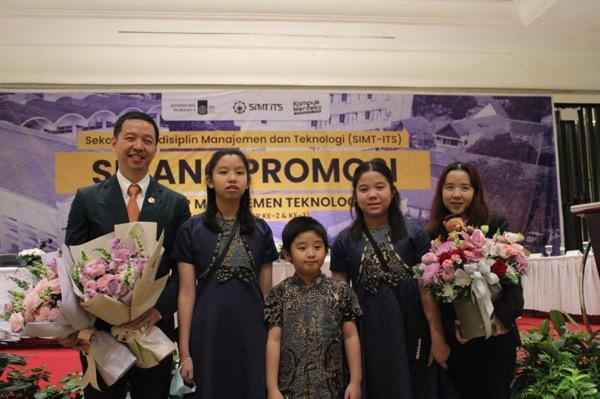 Kompak! Pasangan Suami Istri Ini Raih Gelar Doktor Bersamaan di ITS