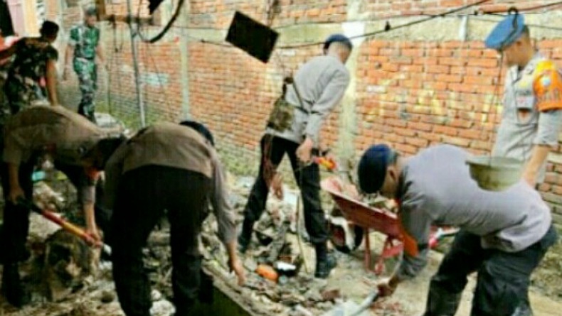 Pascabanjir Manado, Pasukan Brimob Bersih-Bersih di Mahawu dan Bailang
