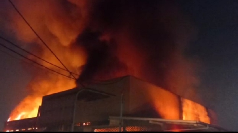 Kebakaran Landa Toko Swalayan di Tambun Bekasi, 15 Unit Mobil Damkar Meluncur