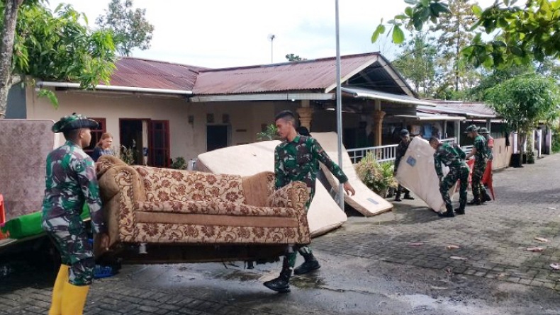 Prajurit TNI Bantu Warga Terdampak Banjir di Perumahan Minahasa Utara