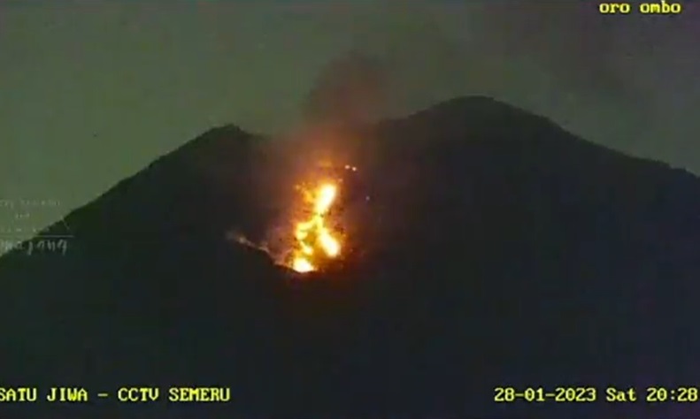 Gunung Semeru 10 Kali Luncurkan Lava Pijar dan 34 Letusan selama 12 Jam