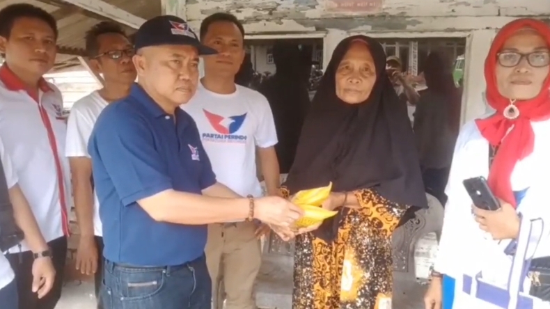 DPD Perindo Tanggamus Berikan Paket Sembako untuk Kaum Dhuafa