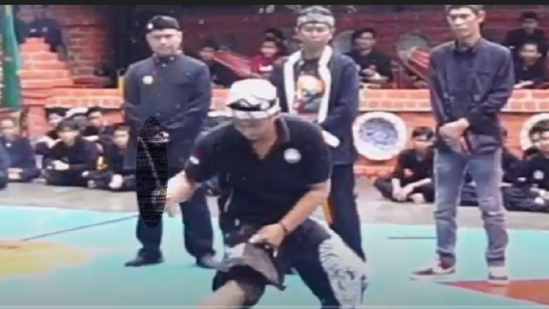 Waduh, Pendekar Sukabumi Terluka Golok Sendiri saat Atraksi Silat