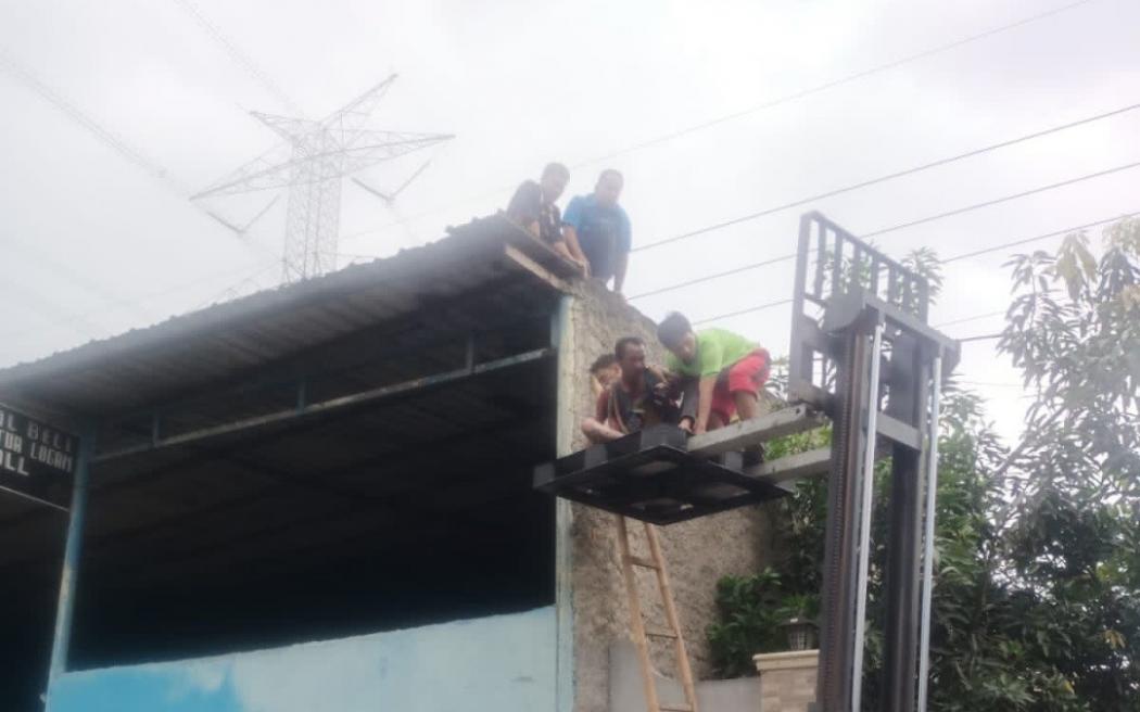 Perbaiki Atap, Tubuh Pria di Bekasi Terbakar usai Tersengat Listrik