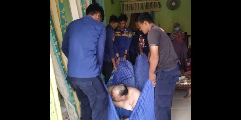 Susah Bergerak akibat Obesitas, Pria di Bogor Dievakuasi Damkar