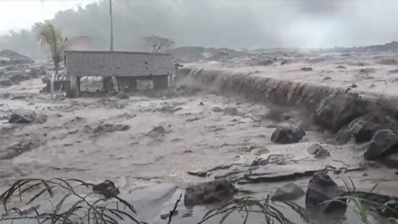 Banjir Lahar Hujan Gunung Semeru Terjang Lumajang, 1 Dusun Terisolasi 