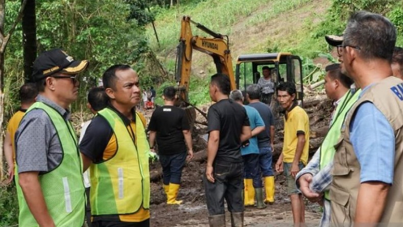 Pemkab Minut-TNI-Polri Gerak Cepat Bersihkan Bekas Longsor dan Banjir 