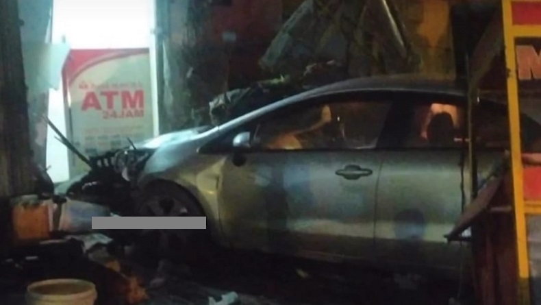 Minibus Tabrak Pedagang Martabak di Kosambi Bandung, Sopir Diduga Mabuk Miras