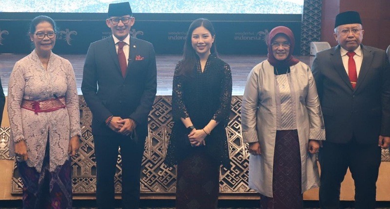 Angela Tanoesoedibjo Tampil Anggun Pakai Kebaya Modern saat Pelantikan Pejabat Tinggi Kemenparekraf