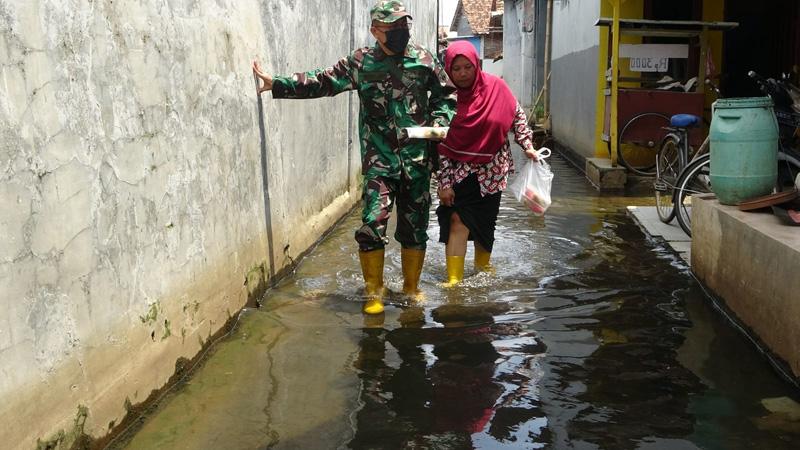 Aksi Heroik Babinsa di Pekalongan Terjang Banjir Rob demi Antar Makanan untuk Anak Stunting
