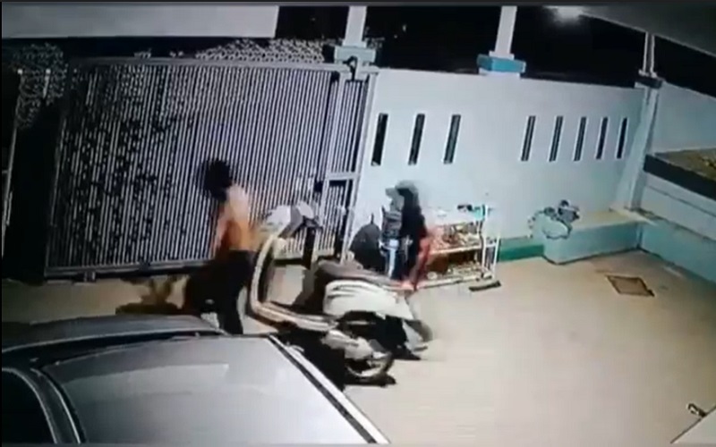  Aksi Curanmor di Sako Palembang Terekam CCTV, Pelaku Tutupi Muka Pakai Baju 