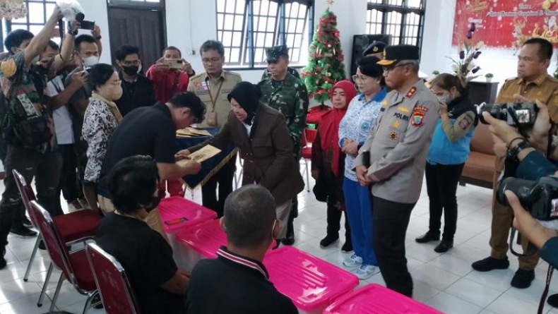 Mensos Sampaikan Bela Sungkawa dan Serahkan Bantuan Korban Bencana Banjir di Manado