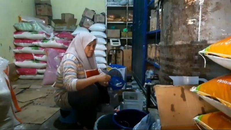 Minyak Goreng Bersubsidi Langka, Pedagang di Tegal Jual Minyak Curah Tanpa Merek