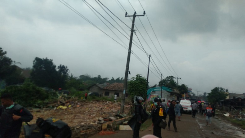Isak Tangis Warga Warnai Penggusuran Rumah yang Terkena Proyek Japek 2 di Karawang