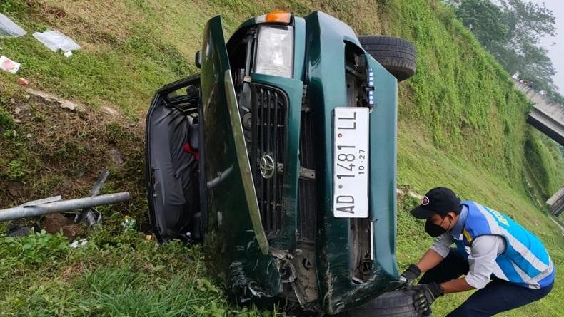 Mobil Kijang Terbalik di Tol Semarang-Solo karena Pecah Ban, 3 Tewas 7 Luka-Luka