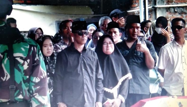 Tangis Orang Tua dan Keluarga Iringi Pemakaman Jenazah Pratu Ferdian yang Gugur di Papua