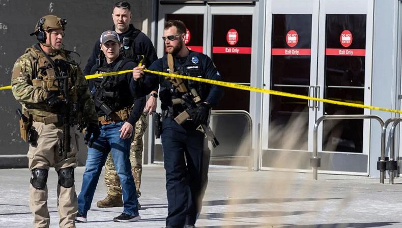 Polisi Tembak Mati Pria Bersenjata dalam Toko, Penjual dan Pembeli Dievakuasi