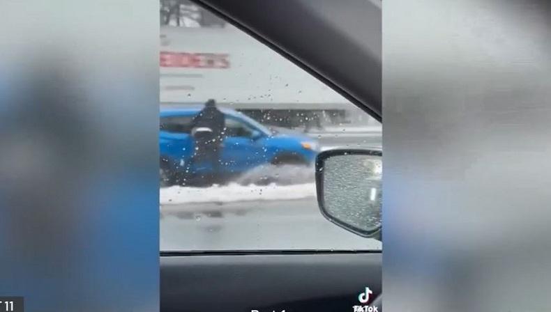 Heroik, Pria Ini Selamatkan Pengemudi Perempuan yang Pingsan saat Nyetir di Jalanan