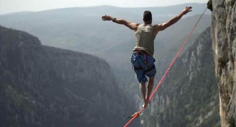 Desa Unik di Rusia, Semua Penduduknya Ahli Berjalan di Atas Tali demi Merayu Pasangan