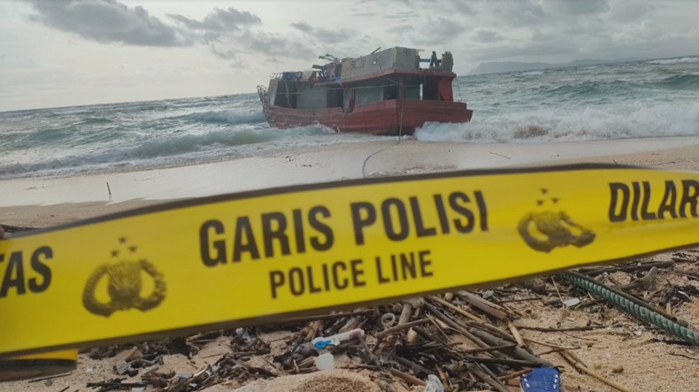 Ngeri, Kapal Tanpa Awak Terdampar di Pantai Alas Purwo Banyuwangi 