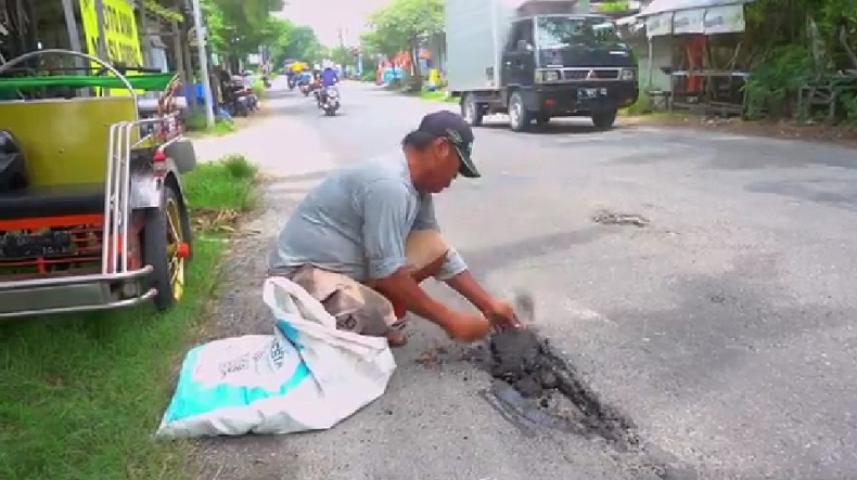 Kisah Tukang Becak di Lamongan, Tambal Jalan Berlubang karena Khawatir Putrinya Celaka