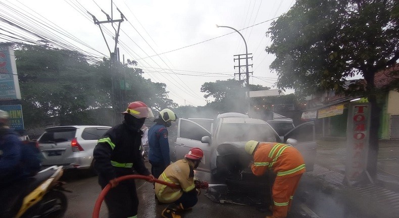 Korsleting Listrik, Mobil Terbakar di Medan Satria Bekasi
